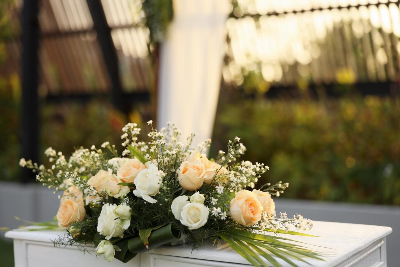 バリ ダイナスティ リゾート クタ エクステリア 写真 A flower arrangement