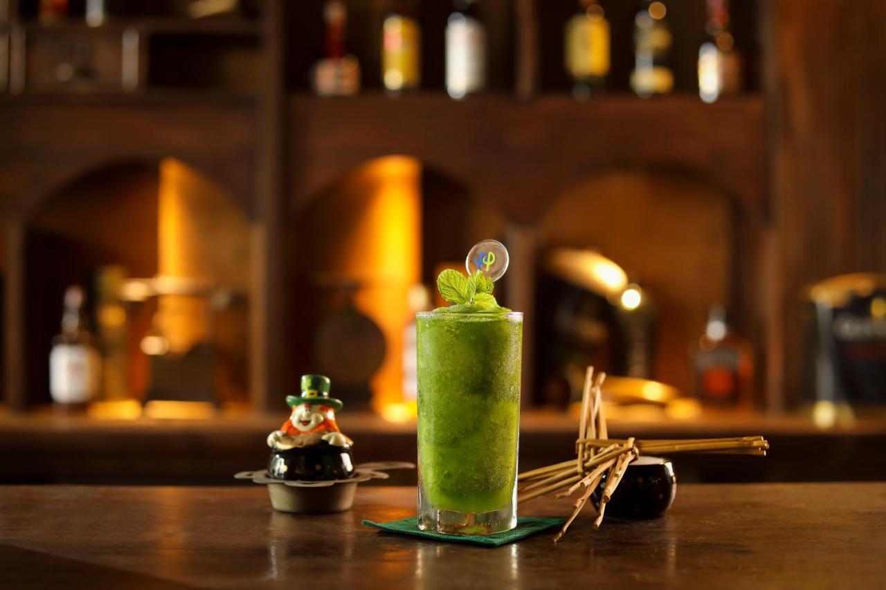 バリ ダイナスティ リゾート クタ エクステリア 写真 A matcha green tea drink