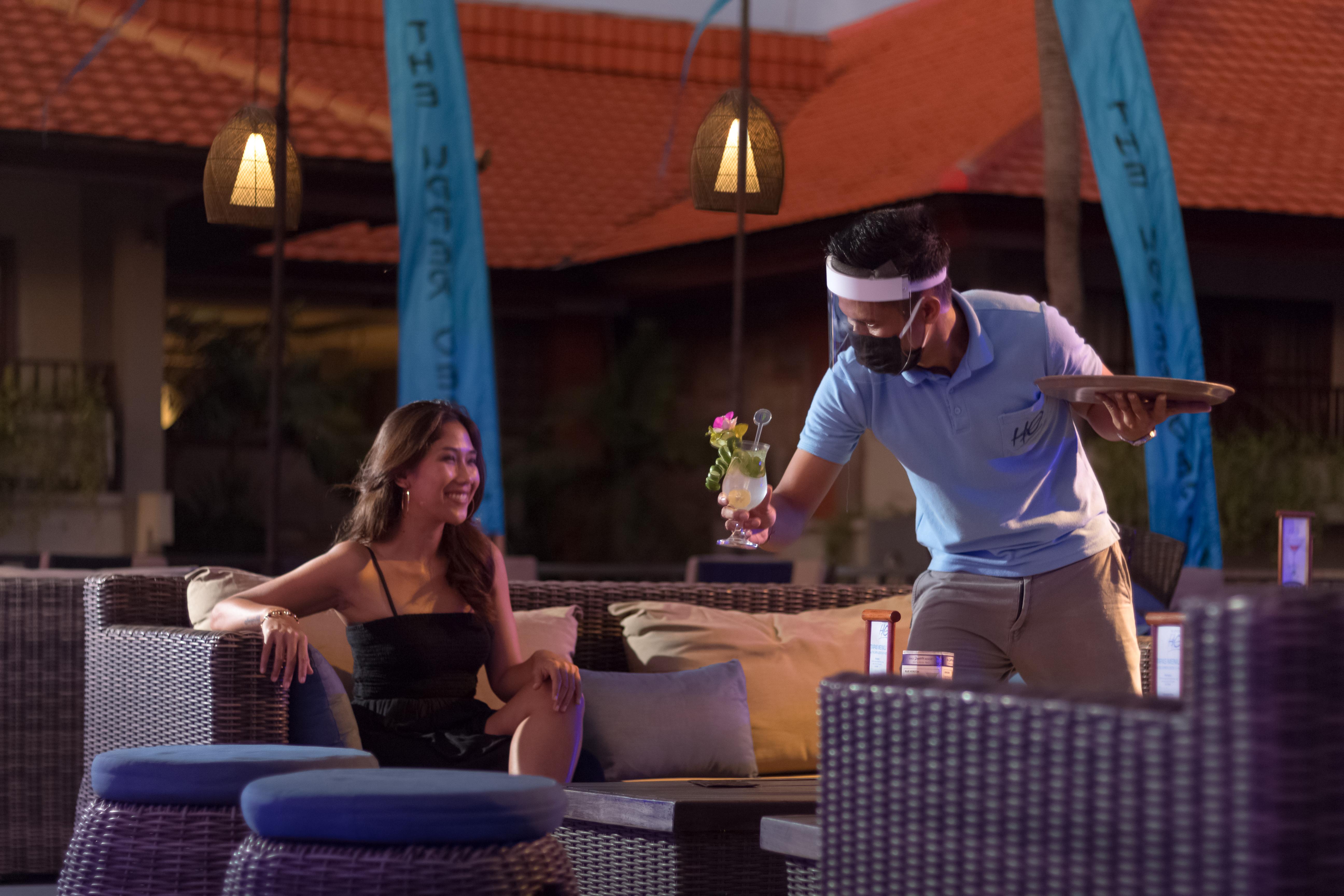 バリ ダイナスティ リゾート クタ エクステリア 写真 A butler serving a guest at a resort