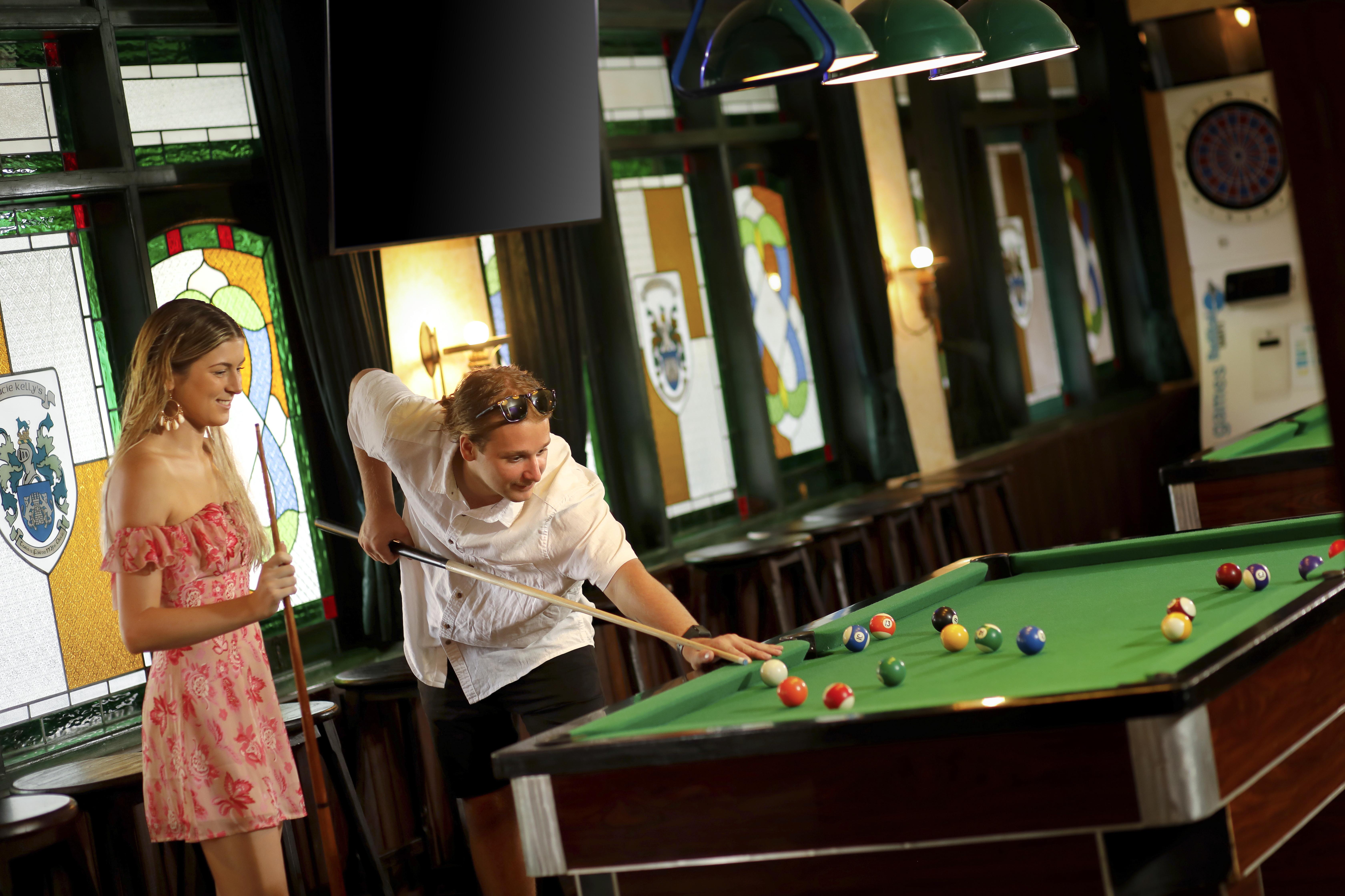 バリ ダイナスティ リゾート クタ エクステリア 写真 Pool table at the hotel