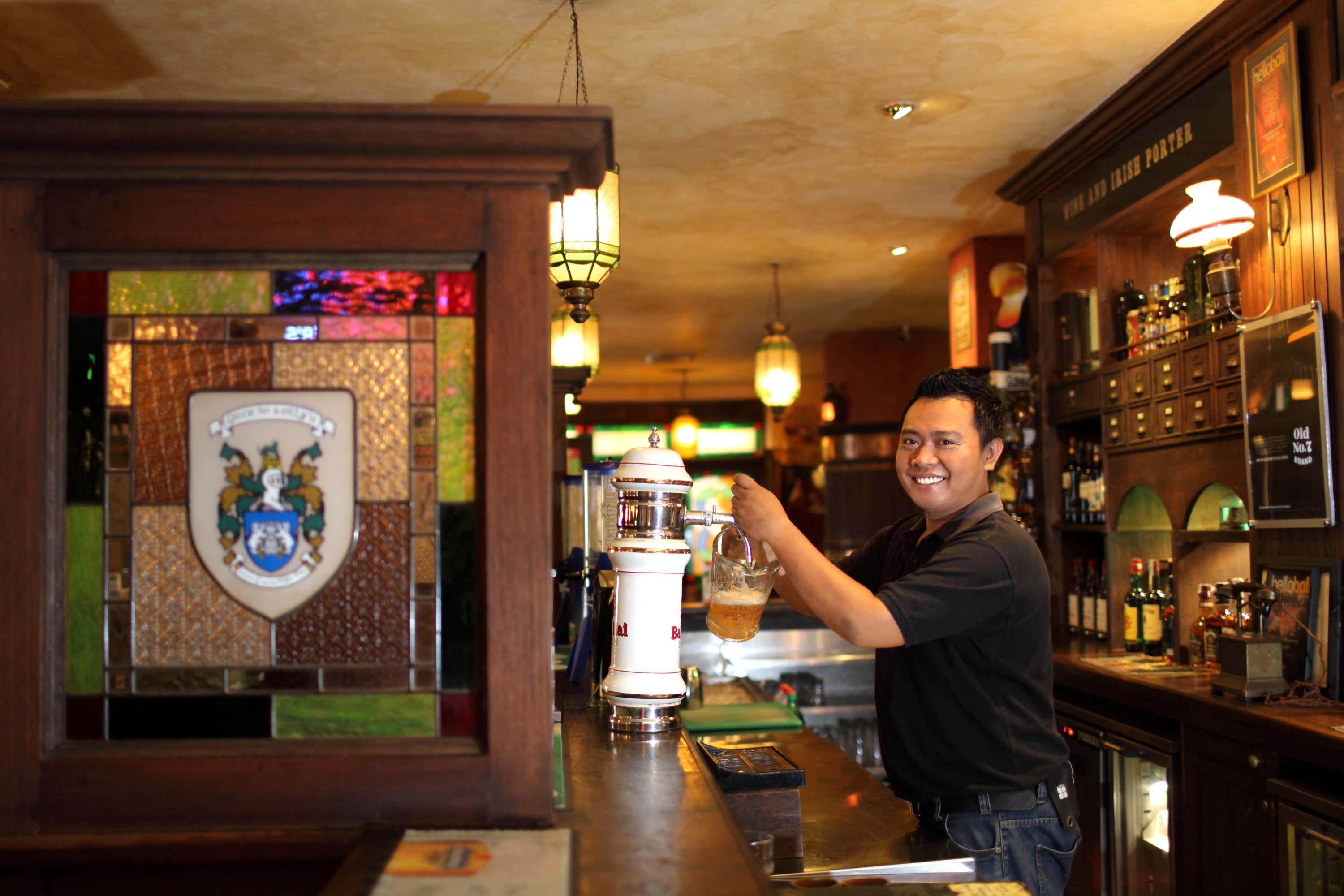 バリ ダイナスティ リゾート クタ エクステリア 写真 A bartender at work