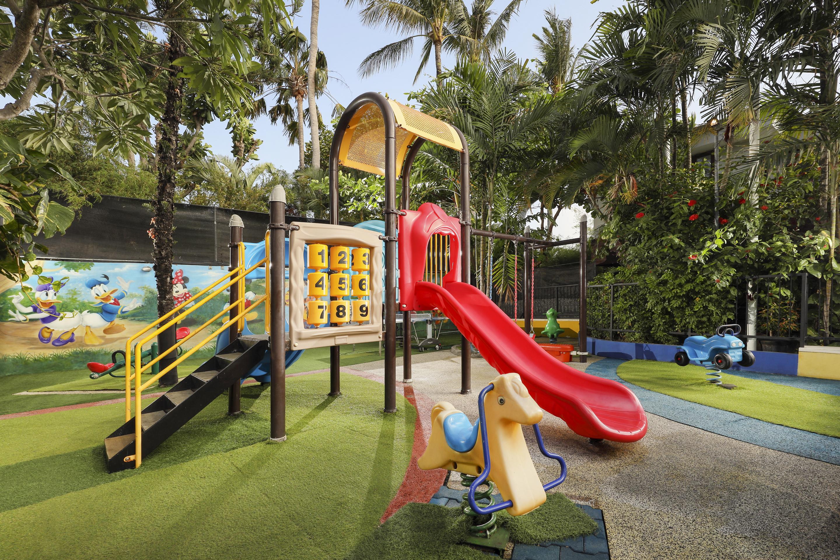 バリ ダイナスティ リゾート クタ エクステリア 写真 Playground at the hotel